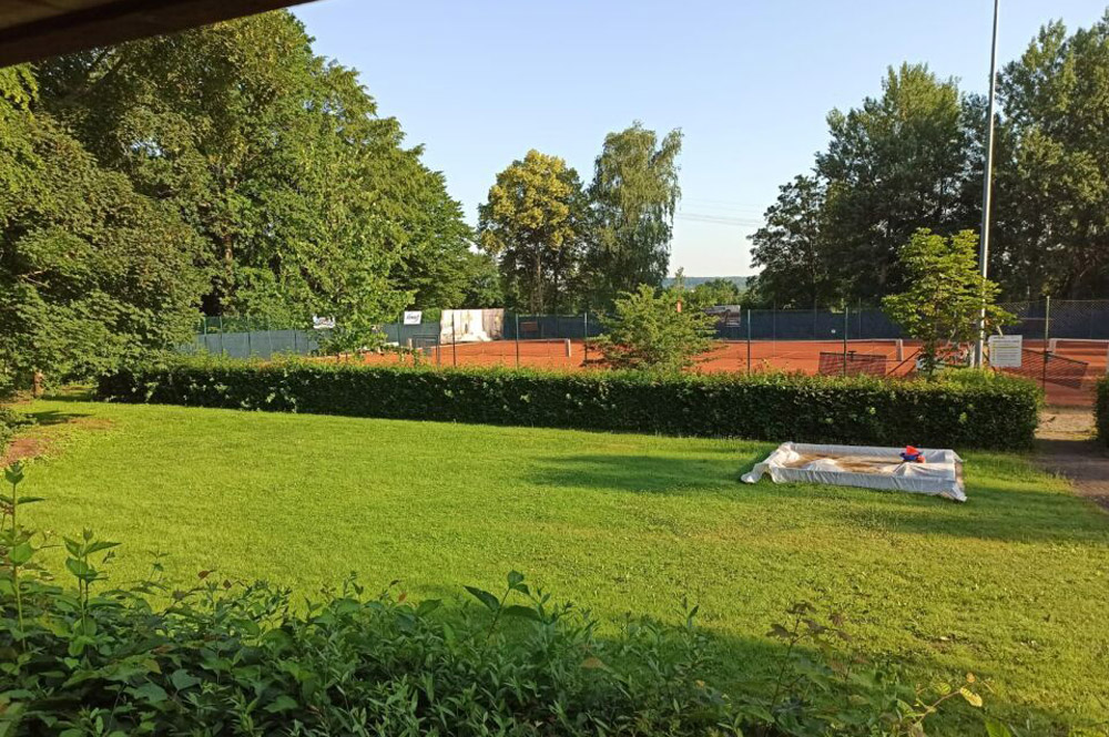 Tennisplatzz-Ansicht vom Clubhaus – Tennisclub Chemnitz-Altendorf e.V.